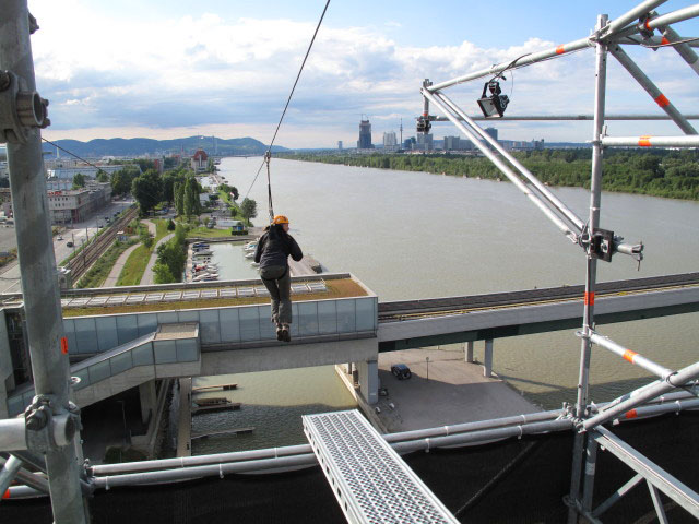 Marlies am Flying Fox des Spider Rock Wien