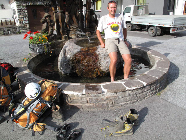 Ich am Dorfplatz von Flirsch, 1.154 m (12. Aug.)