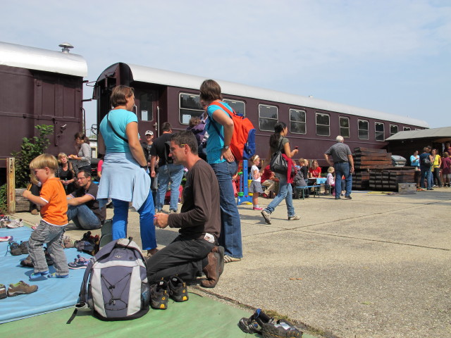 Tim, Claudia, Stefan, Marlies und Kerstin bei der H&uuml;pfburg