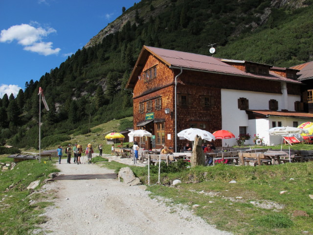Gudrun und Christoph bei der Alpenrose-H&uuml;tte, 1.873 m (9. Sep.)