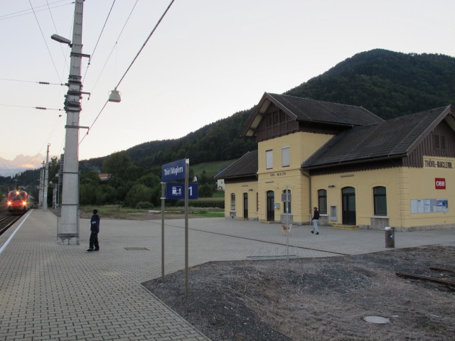 REX 1572 'MICOTRA' bei der Einfahrt in den Bahnhof Th&ouml;rl-Maglern, 643 m (16. Sep.)