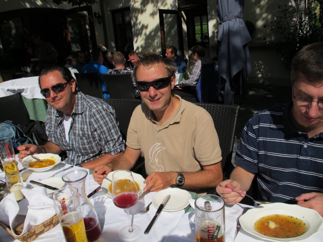 Wolfgang, ich und Bernhard im Klostergasthaus Freigut Thallern, 213 m