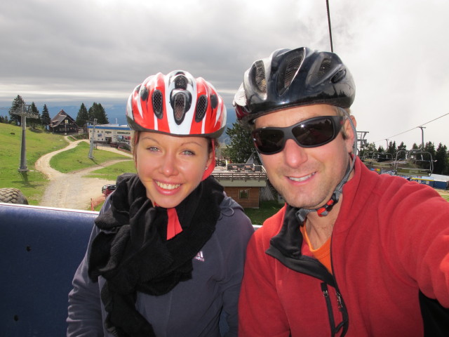 Daniela und ich im 4-er Sessellift Tiha dolina im Sommerpark Krvavec (28. Sep.)