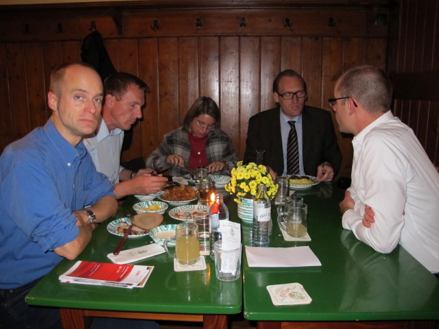 Florian, Franz, Doris, Erich und Christian im Heurigen Ing. Werner Welser