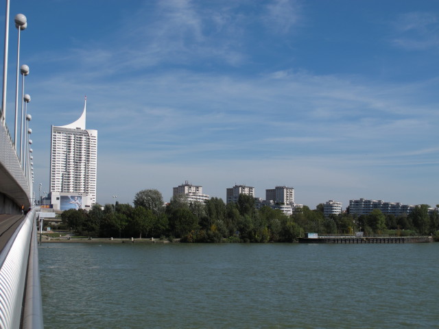 Hochhaus Neue Donau von der Reichsbr&uuml;cke aus