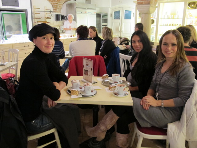 Carmen, Alis und Diana in der Backstube des Caf&eacute; Residenz