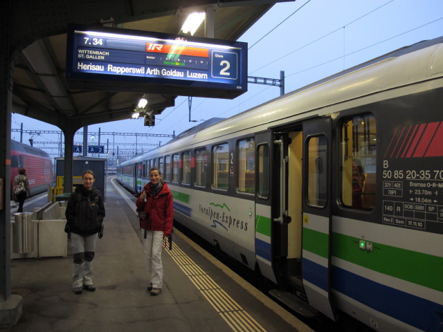 IR 2410 'Voralpen-Express' im Bahnhof Romanshorn, 398 m (17. Nov.)