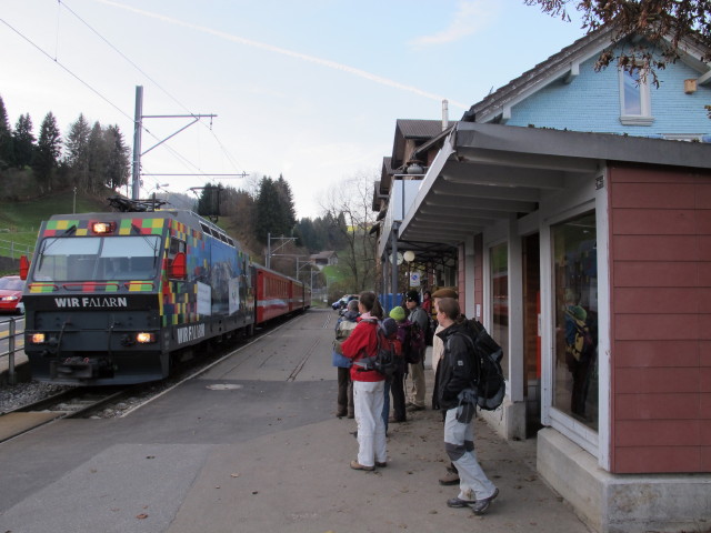 Romy, Alexander und Carmen im Bahnhof Z&uuml;rchersm&uuml;hle, 807 m