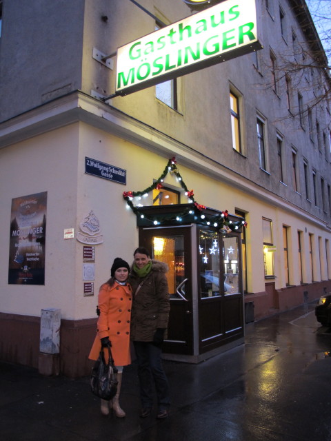 Diana und Katja beim Gasthaus M&ouml;slinger