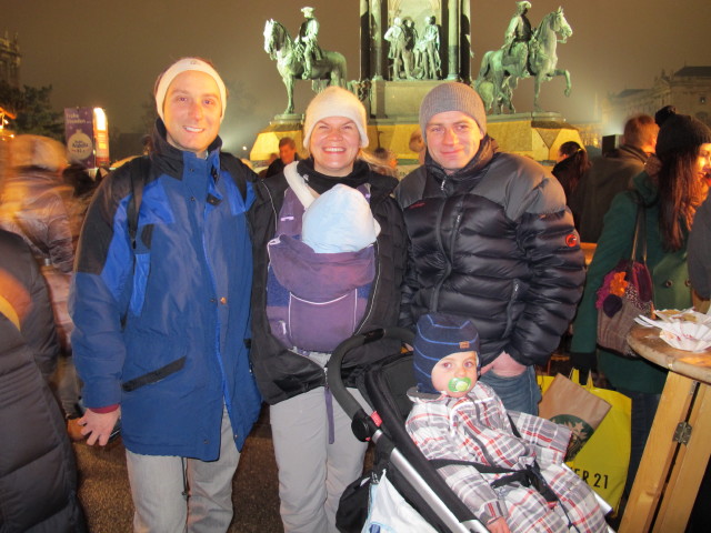 Ich, Marlies, Andreas und Alexander im Weihnachtsdorf Maria-Theresien-Platz