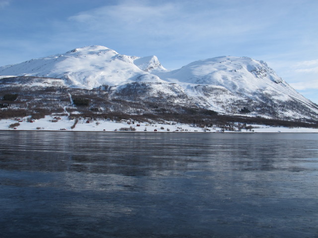 Nordmannviktinden und Giilav&aacute;rri vom Lyngsfjord aus (26. M&auml;rz)