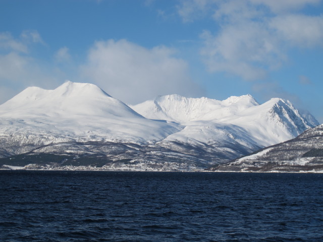 Kvalvikfjellet und R&oslash;rnesfjellet vom Lyngsfjord aus (27. M&auml;rz)