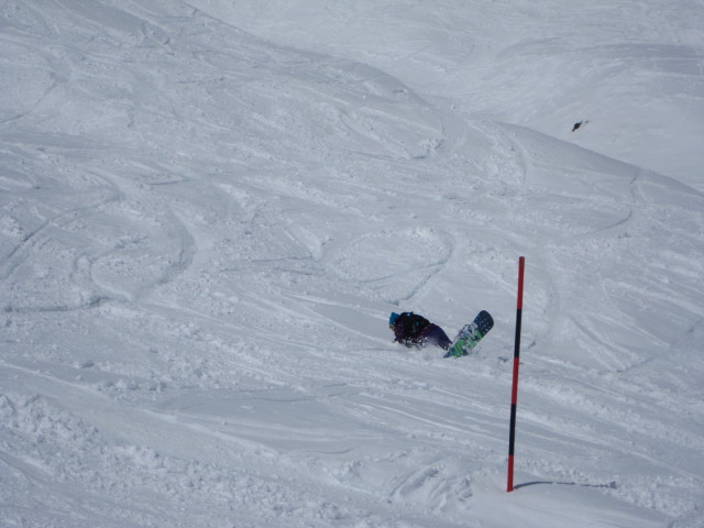 Kathrin neben der Piste 66 (13. Apr.)