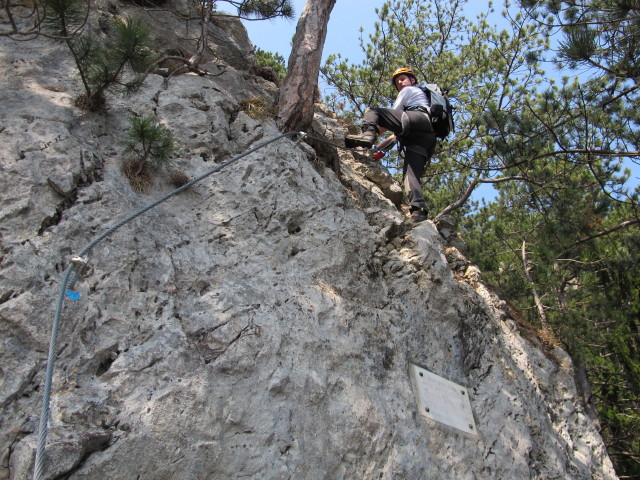 Erich bei der Gedenktafel
