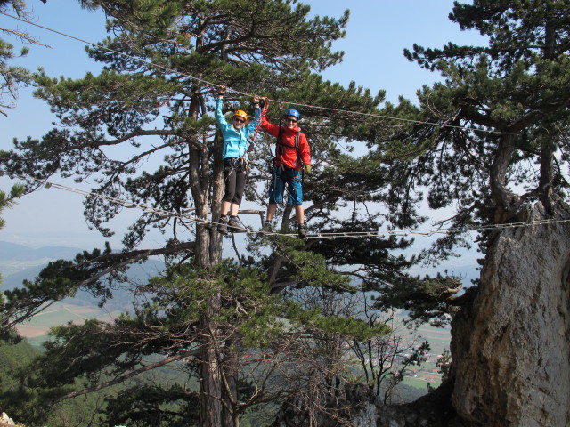 Sabrina und Christian auf der Seilbr&uuml;cke