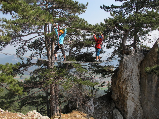 Sabrina und Christian auf der Seilbr&uuml;cke