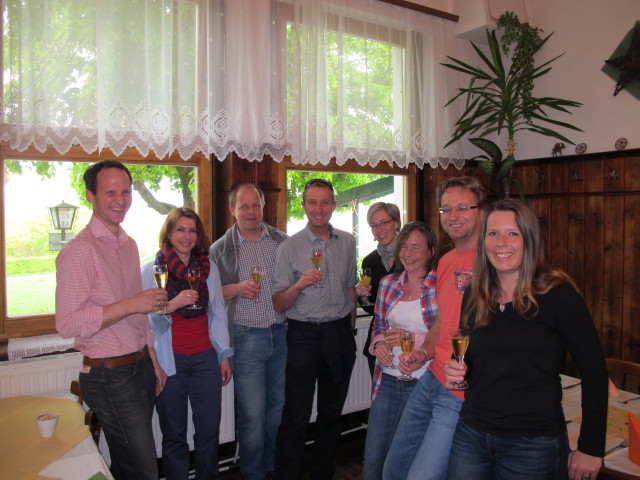 ?, ?, Lutz, ich, ?, Irene, Michael und Marion im H&auml;userl am Roan aus