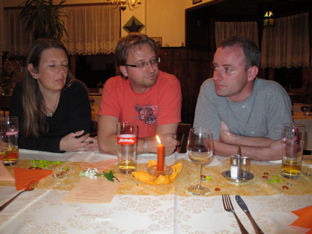 Marion, Michael und Andreas im H&auml;userl am Roan aus