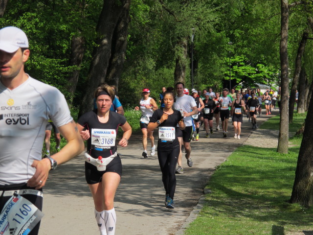Daniela am Salzburg-Marathon neben dem Leopoldskroner Teich