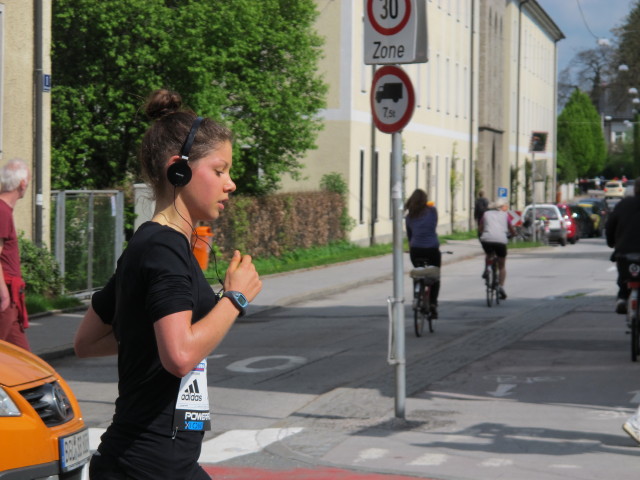 Daniela am Salzburg-Marathon in der Neutorstra&szlig;e