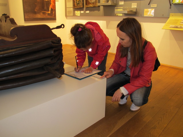 Daria und Diana in der Dauerausstellung