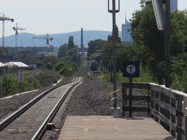Bahnhof Wien Hirschstetten vom Bahnhof Wien Hausfeldstra&szlig;e aus