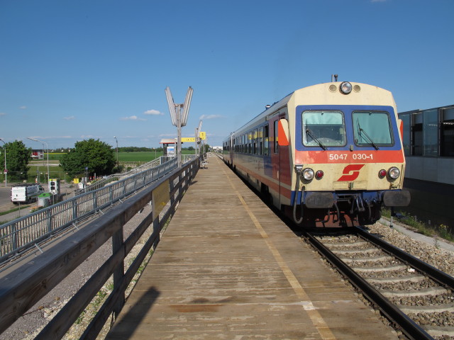 5047 030-1 als R 2579 im Bahnhof Wien Hausfeldstraße