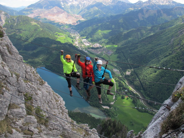 Kaiser-Franz-Joseph-Klettersteig: Sabrina, Christian und Romana auf der Seilbr&uuml;cke (18. Mai)