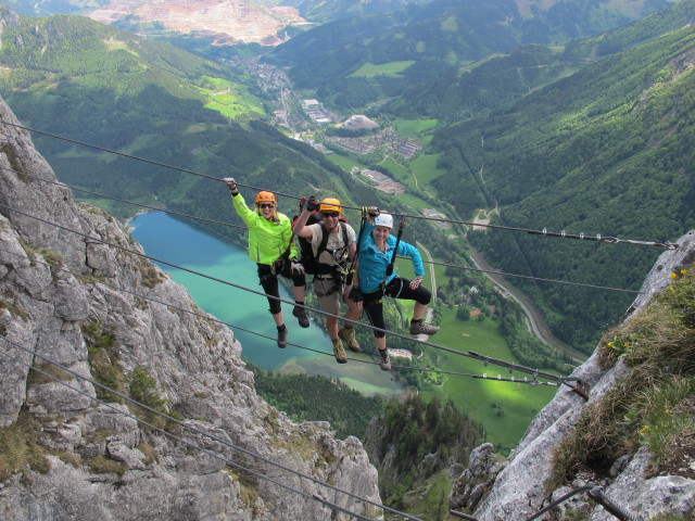 Kaiser-Franz-Joseph-Klettersteig: Sabrina, ich und Romana auf der Seilbr&uuml;cke (18. Mai)