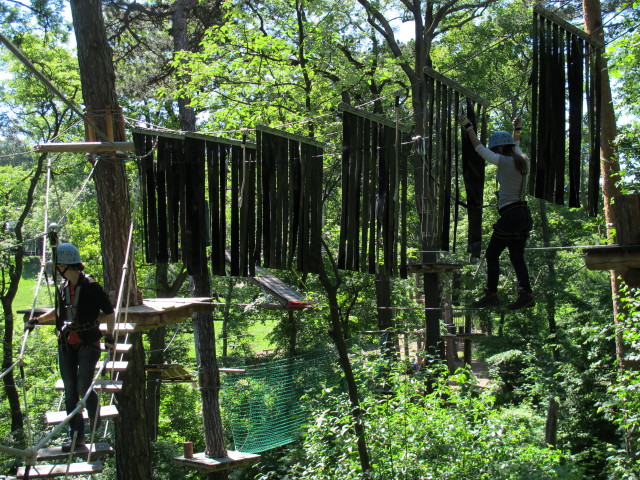 Carmen und Diana in den Jugendlichenparcours