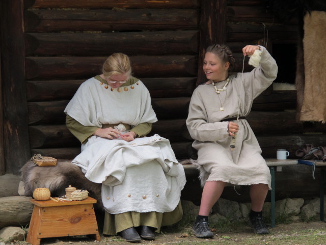 'Kleidung der Urgeschichte' beim Steinzeitfest im Urgeschichtemuseum Asparn an der Zaya