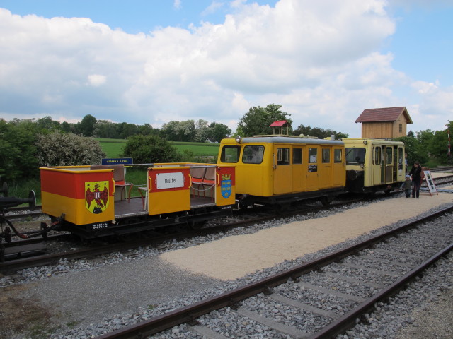 Zug 2 im Bahnhof Asparn an der Zaya, 223 m