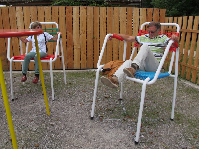 Mama und Papa im Garten der Kindheit