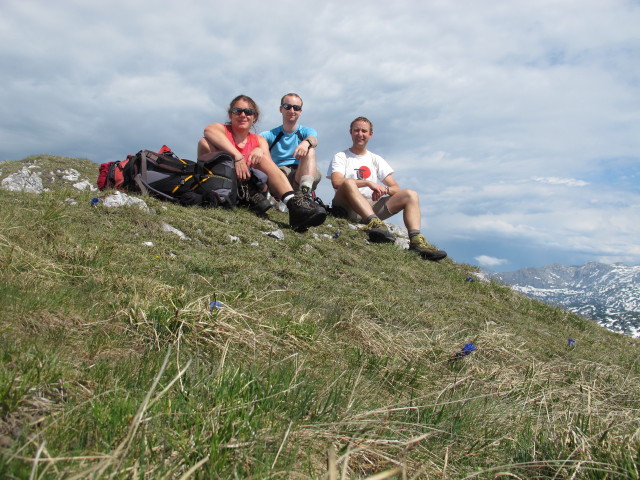 Gudrun, Christoph und ich neben Weg 454 zwischen Windscharte und Schneibstein (15. Juni)