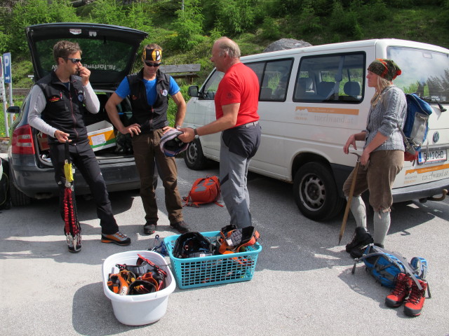 ?, Hans, ? und Manuela beim Hotel T&uuml;rlwandh&uuml;tte, 1.692 m (21. Juni)