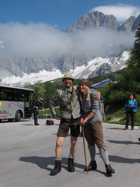 ? und Manuela beim Hotel T&uuml;rlwandh&uuml;tte, 1.692 m (21. Juni)