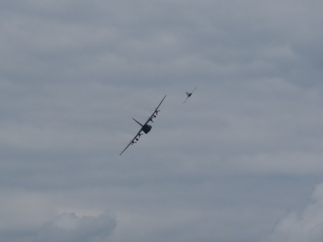 Lockheed C-130 Hercules und Eurofighter Typhoon