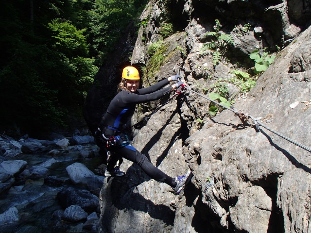 Klabauter-Klettersteig: Miriam beim f&uuml;nften Wasserfall