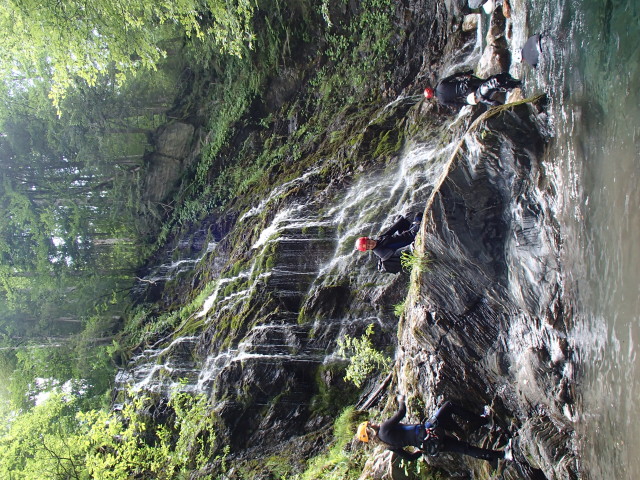 Klabauter-Klettersteig: Miriam, Andreas, Valentin und Klaus bei der m&auml;rchenhaften Moosdusche