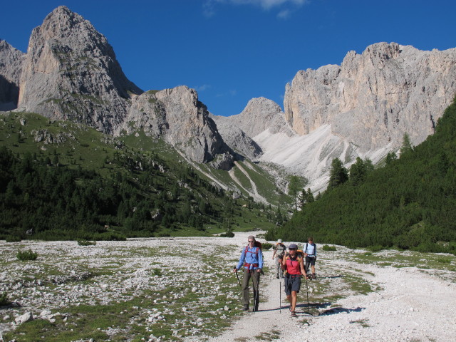 Susanne, Christoph, Gudrun und Christoph am Weg 2 zwischen Forces de Sieles und Regensburger H&uuml;tte (10. Aug.)