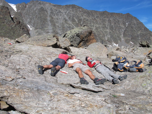 Gudrun, ich und Christoph am &ouml;stlichen Teil des Adlersteigs zwischen Vorderem Schmied und Wei&szlig;kugelh&uuml;tte (15. Aug.)