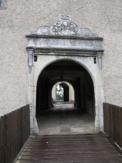 &auml;u&szlig;erer Torbau der Burg