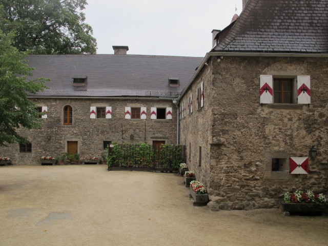 &auml;u&szlig;erer Hof der Burg