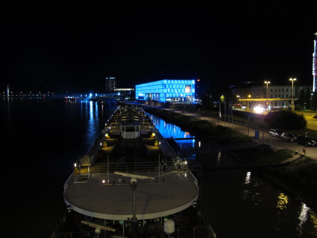 Lentos Kunstmuseum von der Nibelungenbr&uuml;cke aus (3. Sep.)
