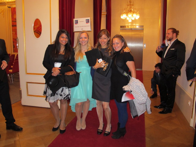 Nadia, Alexandra, Daniela und ? beim Gro&szlig;en Redoutensaal