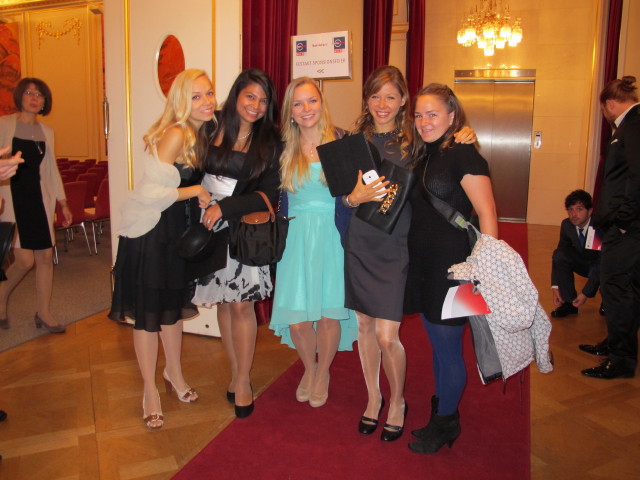 ?, Nadia, Alexandra, Daniela und ? beim Gro&szlig;en Redoutensaal