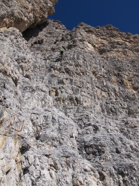 Gro&szlig;e Zinne-Normalweg: Herbert zwischen Schl&uuml;sselstelle und unterem Terrassenband (21. Sept.)