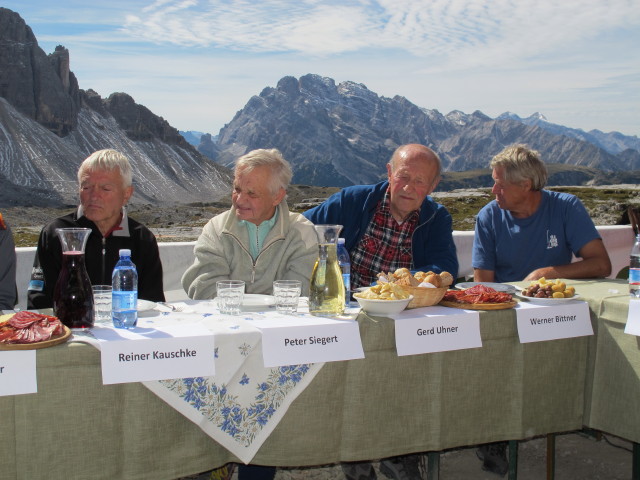 Reiner, Peter, Gerd und Werner bei der Drei-Zinnen-H&uuml;tte, 2.405 m (22. Sept.)