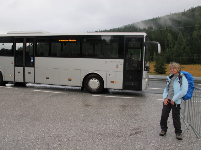 Mama in der Bushaltestelle Parkplatz Erichh&uuml;tte, 1.342 m (27. Sept.)