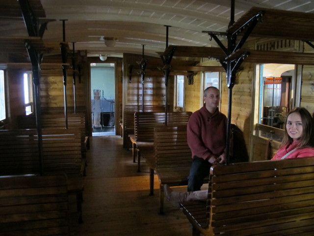 Walter und Diana in einem Wagen der Pre&szlig;burgerbahn